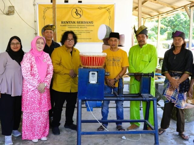 Proses penyerahan alat produksi gendang Pakpong Melayu oleh Ketua Tim PKM Tematik, Mauly Purba, kepada kelompok pengrajin Rentak Serdang, Sabtu (2/8/2025). | Sumber Istimewa