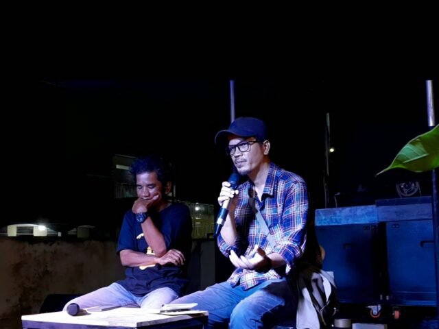 Tonggo Simangunsong (kanan) saat penyampaian materi pada acara diskusi Teras RKI VII di Ruang Publik Teras RKI Medan, Rabu (30/7/2025). | Dormaulina Sitanggang