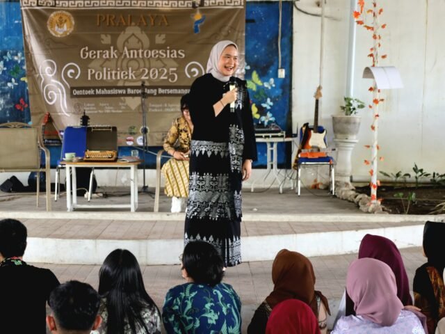 Dosen Ilmu Politik USU, Ira Rizka Lubis, saat menyampaikan materi dalam acara Gerak Antusias Politik (Gaspol) 2025 di Java Garden, Senin (11/8/2025). | Dormaulina Sitanggang