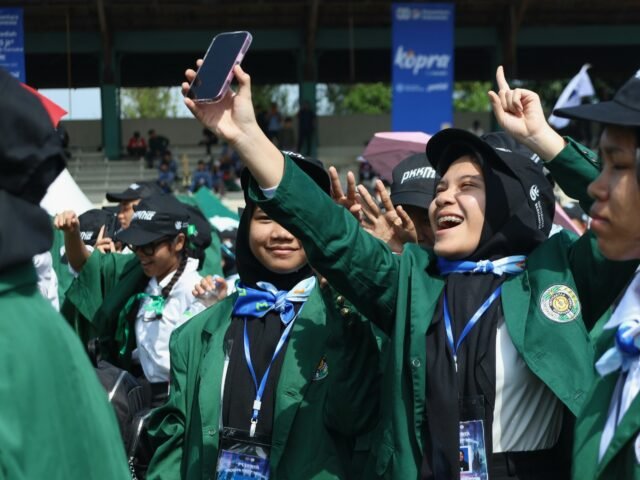MOMENTUM | Mahasiswa bersorak dan abadikan momen saat menikmati hiburan di PKKMB USU, Rabu (13/8/2025). | Dormaulina Sitanggang