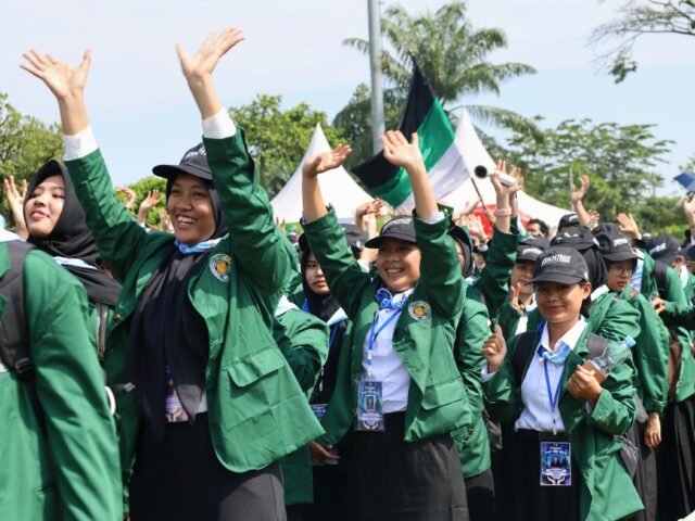 Kumpulan mahasiswa baru saat menikmati hiburan di PKKMB USU 2025, Rabu (13/8/2025). | Dormaulina Sitanggang