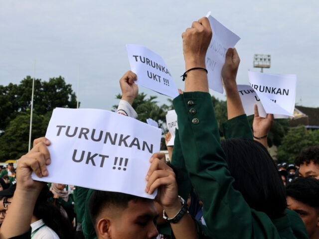 PROTES | Aksi mahasiswa mengangkat poster “Turunkan UKT” saat PKKMB berlangsung, Rabu (13/8/2025). | Dormaulina Sitanggang