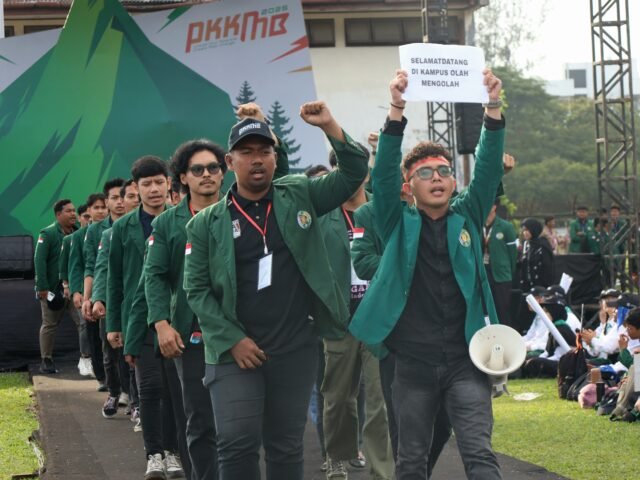 BEM USU dan BEM Fakultas Sekawasan melakukan orasi menyambut mahasiswa baru saat PKKMB berlangsung di Stadion Mini USU, Rabu (13/8/2025). | Dormaulina Sitanggang