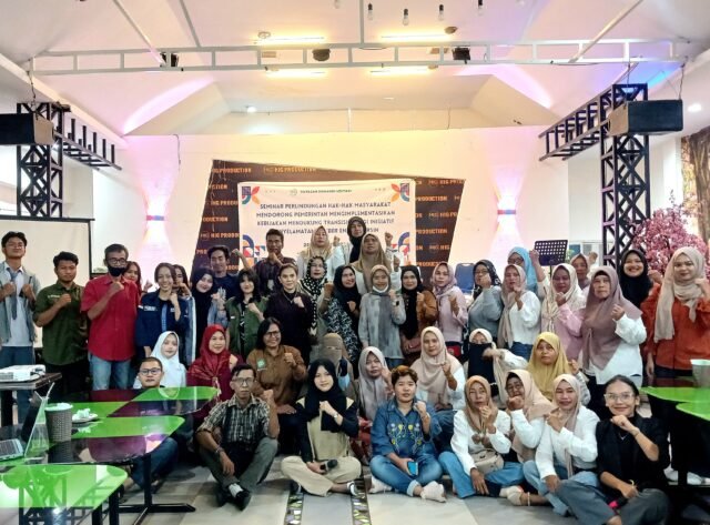 Para peserta dan pemateri berfoto bersama dalam seminar yang diselenggarakan oleh Yayasan Srikandi Lestari, Senin (25/8/2025). | Dormaulina Sitanggang