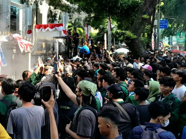 Kerumunan massa aksi berdesakan saat berusaha masuk ke Gedung DPRD Sumut, Selasa (28/8/2025). | Dormaulina Sitanggang