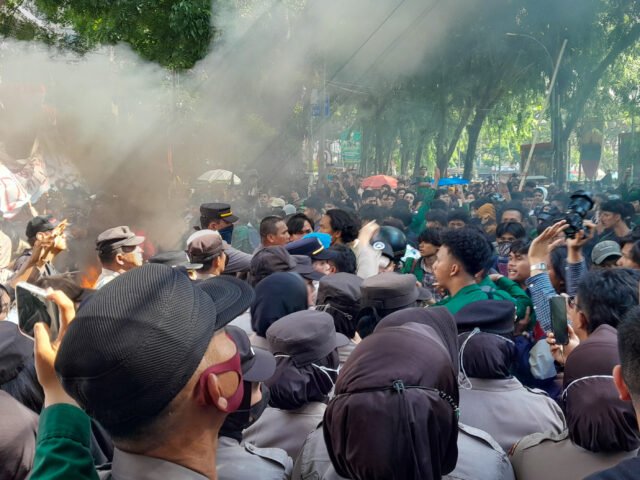 Bentrokan massa aksi dengan aparat kepolisian di depan Gedung DPRD Sumut, Selasa (26/8/2025). | Dormaulina Sitanggang