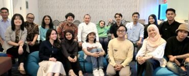 Para peserta berfoto bersama panitia pelaksana dalam lokakarya membangun kemitraan untuk abolisi pidana mati di Indonesia, Kamis (31/7/2025). | Mila Audia Putri