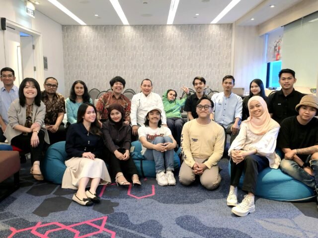 Para peserta berfoto bersama panitia pelaksana dalam lokakarya "Membangun Kemitraan untuk Abolisi Pidana Mati di Indonesia" yang digelar oleh LBHM di Jakarta, Kamis (31/7/2025). | Sumber Istimewa