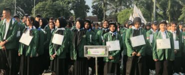 Barisan mahasiswa Fakultas Vokasi USU saat mengikuti rangkaian kegiatan PKKMB 2025 di Stadion Mini USU, Rabu (13/8/2025). | Mila Audia Putri