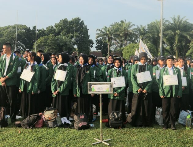 Barisan mahasiswa Fakultas Vokasi USU saat mengikuti rangkaian kegiatan PKKMB 2025 di Stadion Mini USU, Rabu (13/8/2025). | Mila Audia Putri