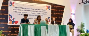 Sumiati Surbakti (kedua dari kiri) saat pemaparan materi pada acara seminar Yayasan Srikandi Lestari di Ayam Penyet Jakarta, Medan Sunggal, Senin (25/8/2025). | Mila Audia Putri