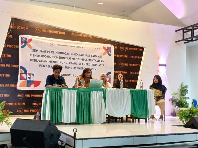 Sumiati Surbakti (kedua dari kiri) saat pemaparan materi pada acara seminar Yayasan Srikandi Lestari di Ayam Penyet Jakarta, Medan Sunggal, Senin (25/8/2025). | Mila Audia Putri