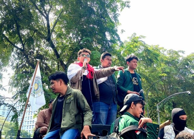 Koordinator aksi, Akhmad Bukhori Pane, saat memberikan orasinya di depan gedung DPRD Sumut, Selasa (28/8/2025). | Mila Audia Putri