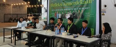 Moderator dan para pemantik diskusi publik Refleksi Kemerdekaan "Indonesia Emas atau Cemas? Apa Kabar Kolaborasi Sumut Berkah?" yang digelar oleh Kemenkumham BEM USU di Susu Murni, Setia Budi, Senin (11/8/2025). | Dinar Fazira Fitri