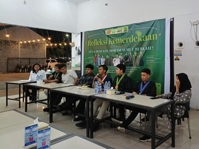 Moderator dan para pemantik diskusi publik Refleksi Kemerdekaan "Indonesia Emas atau Cemas? Apa Kabar Kolaborasi Sumut Berkah?" yang digelar oleh Kemenkumham BEM USU di Susu Murni, Setia Budi, Senin (11/8/2025). | Dinar Fazira Fitri