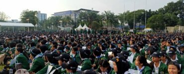 Ribuan mahasiswa baru hadiri PKKMB USU 2025 di Stadion mini USU, Rabu (13/8/2025). | Dinar Fazira Fitri