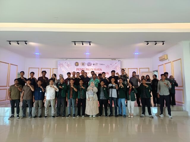 Foto bersama Panitia pelaksana, Badan Pengawas Pemira, Ketua BEM, Perwakilan Dekanat FP, dan peserta sosialisasi Pemira Masma FP USU 2025 di Aula Soeratman, Selasa (26/8/2025). | Dinar Fazira Fitri