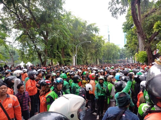 Ratusan pengemudi ojol di Medan berkumpul di depan Gedung DPRD Sumut untuk melakukan aksi protes terhadap kematian Affan Kurniawan, Jumat (29/8/2025). | Dinar Fazira Fitri