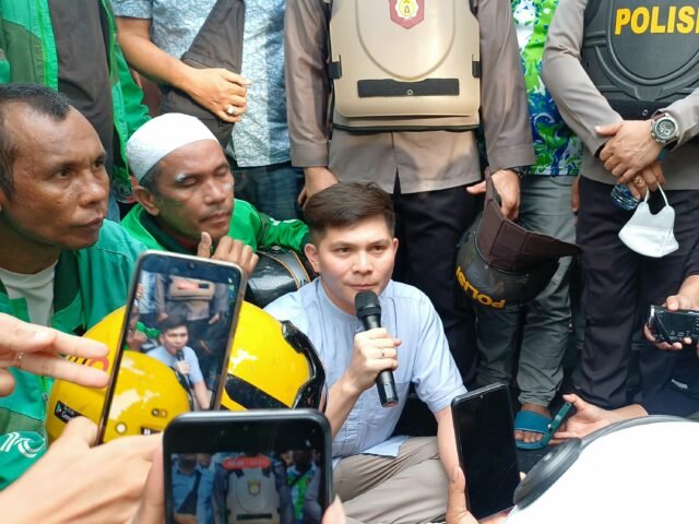 Perwakilan DPRD Komisi C dari Fraksi PAN, Muhammad Faisal, saat menjumpai massa aksi solidaritas ojol di depan gedung DPRD Sumut, Jumat (29/8/2025). | Dormaulina Sitanggang