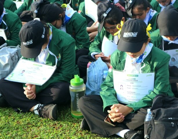 DOA | Setelah menyanyikan lagu Indonesia Raya, mahasiswa baru mengiringi pelaksanaan PKKMB 2025 dengan doa bersama, Rabu (13/8/2025). | Mila Audia Putri