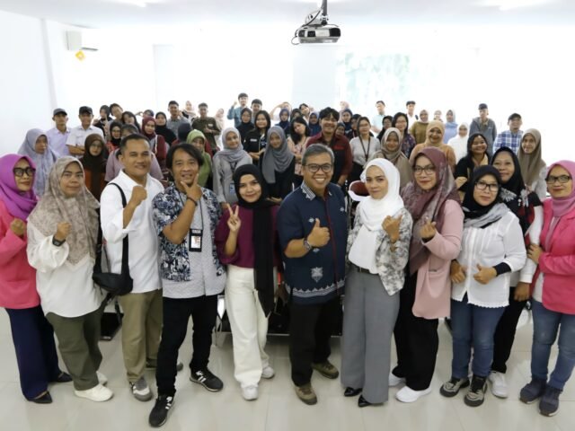 Foto bersama peserta, panitia, dan narasumber dalam Seminar Anti Narkoba dan Pelatihan Fotografi yang digelar oleh FPJI Sumut di Kantor BEI Sumut, Kamis (31/7/2025). | Sumber Istimewa