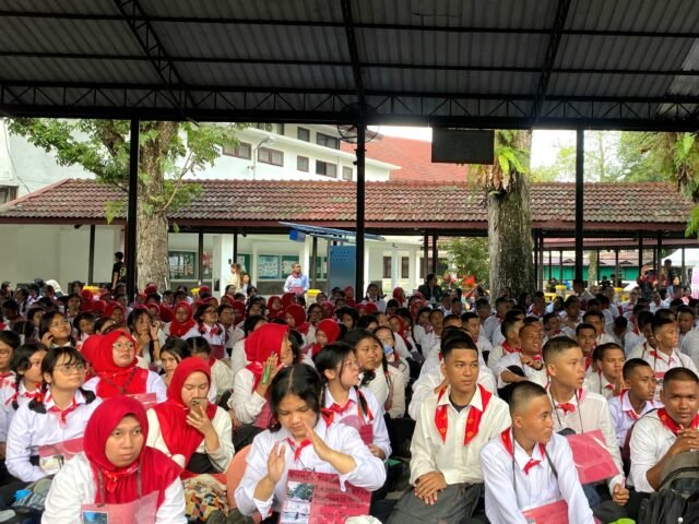 Mahasiswa baru FH USU berkumpul di Pendopo Mahasiswa pada hari kedua kegiatan PKKMB USU 2025, Kamis (14/8/2025). | Imelda Sari Manalu