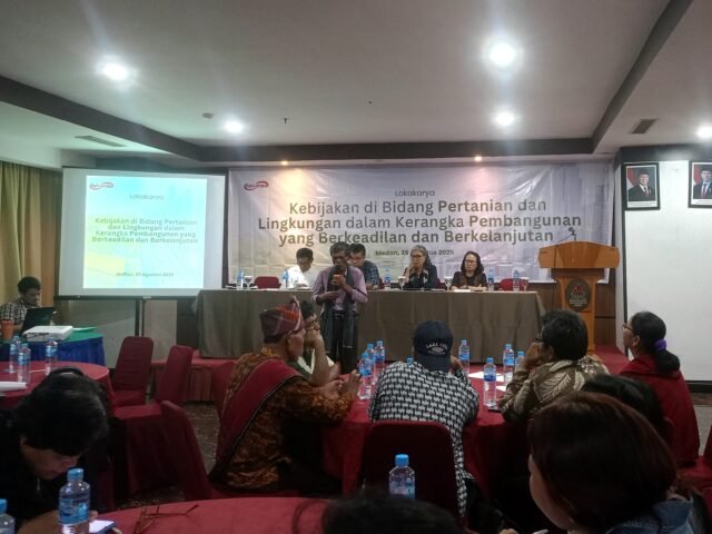 Sorbatua Siallagan, saat menceritakan pengalamannya dalam Lokakarya "Kebijakan Petani dan Lingkungan untuk Pembangunan Berkelanjutan dan Berkeadilan" yang digelar oleh Bakumsu di Hotel Grand Antares, Jumat (29/8/2025). | Syaufah Sabila