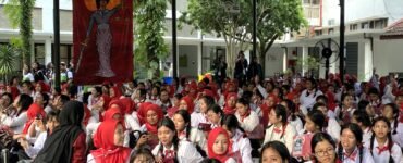 Mahasiswa baru FH USU berkumpul di Pendopo Mahasiswa pada hari kedua kegiatan PKKMB USU 2025, Kamis (14/8/2025). | Imelda Sari Manalu