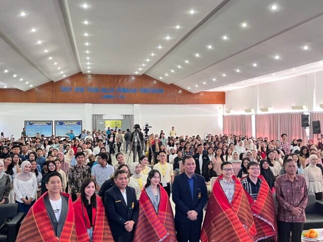 Peserta YOT "Muda Sukses Roadshow Goes to Medan" berfoto bersama pemateri dan Rektor Universitas HKBP Nommensen Medan, Sabtu (30/8/2025). | Putri Salwa Assyifa