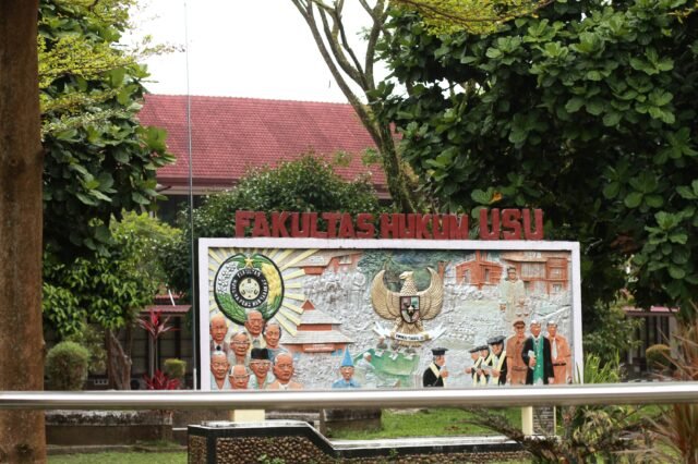 Logo Fakultas Hukum USU di halaman depan fakultas, Selasa (1/4/2023). | Dormaulina Sitanggang