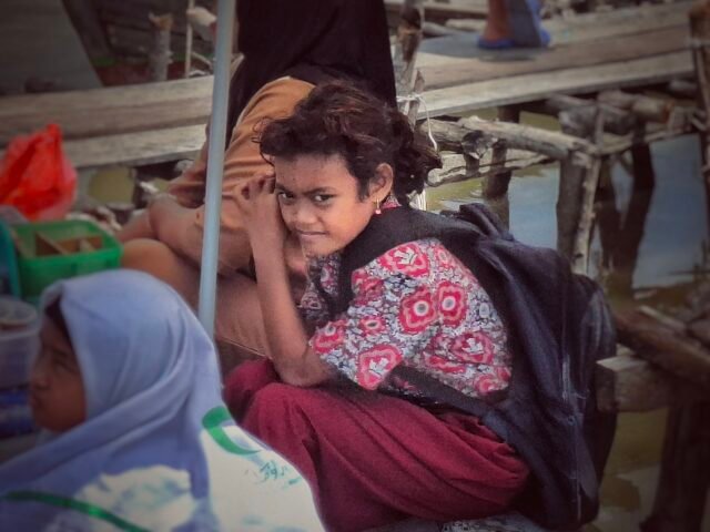 Melirik | Derista Putri