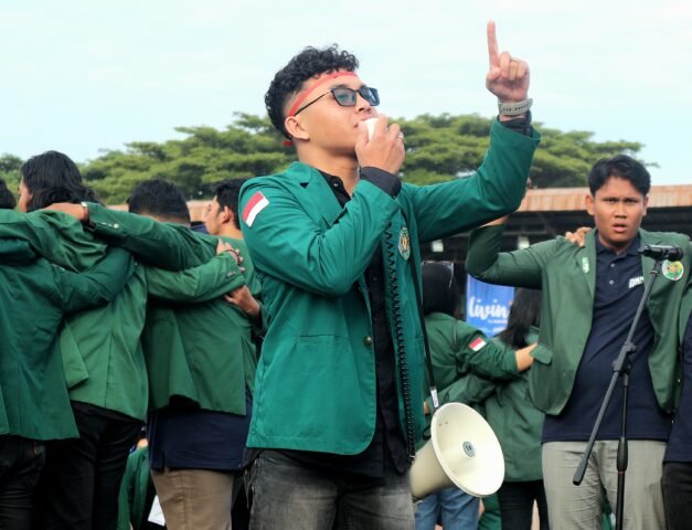 ORASI | Perwakilan BEM USU melakukan orasi untuk membakar semangat para peserta PKKMB, Rabu (13/8/2025). | Mila Audia Putri