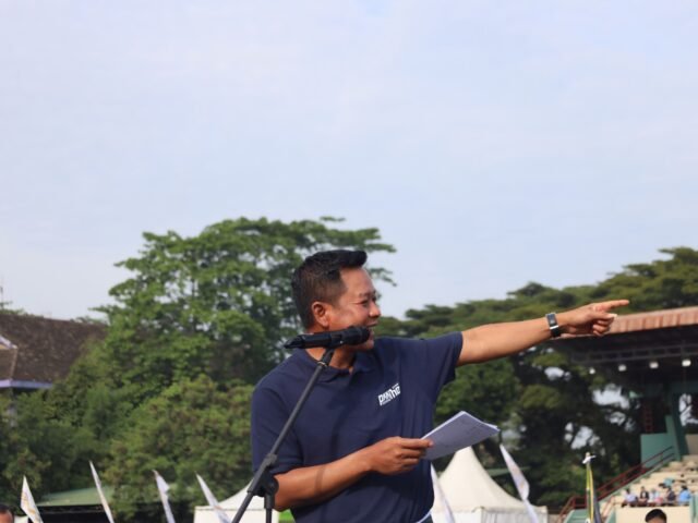 SAPA | Rektor USU, Muryanto Amin, mengajak peserta PKKMB USU 2025 untuk bertepuk tangan, Rabu (13/8/2025). | Imelda Sari Manalu