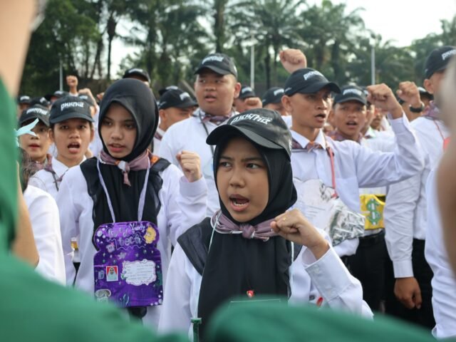 SERUAN | Mahasiswa baru menyambut seruan Ketua dan Wakil Ketua BEM USU, Rabu (13/8/2025). | Dormaulina Sitanggang