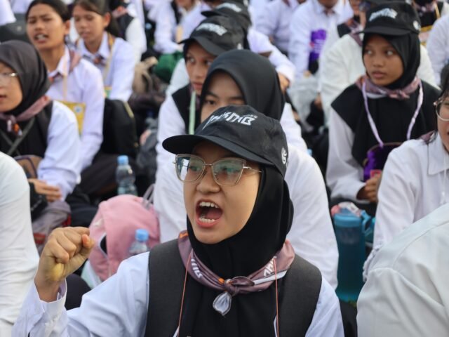 SORAK | Dari barisan terdepan, mahasiswa menyerukan sorak semangat, Rabu (13/8/2025). | Dormaulina Sitanggang