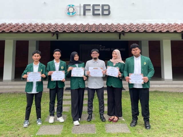 Tim mahasiswa FEB dan dosen pembimbing berfoto bersama dengan sertifikat penghargaan International Business Plan Competition IESCO ke-III, Rabu (10/9/2025). | Sumber Istimewa