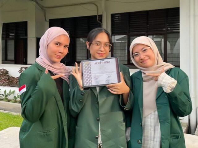 Tim mahasiswa FKM USU memegang sertifikat penghargaan Lomba Esai Nasional Formakes 2025 yang digelar oleh UNHAS, Selasa (9/9/2025). | Sumber Istimewa