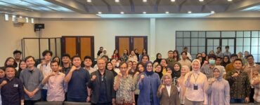 Para peserta dan pemateri berfoto bersama dalam seminar yang diselenggarakan oleh Perludem di Aula Serbaguna FISIP USU, Jumat (19/9/2025). | Sumber Istimewa