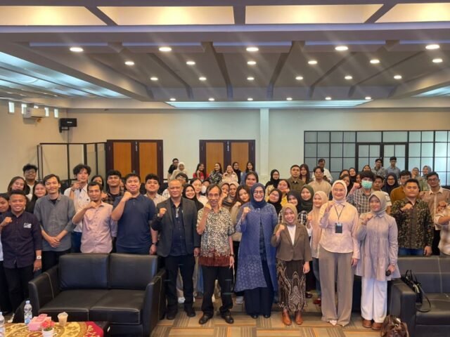 Para peserta dan pemateri berfoto bersama dalam seminar yang diselenggarakan oleh Perludem di Aula Serbaguna FISIP USU, Jumat (19/9/2025). | Sumber Istimewa