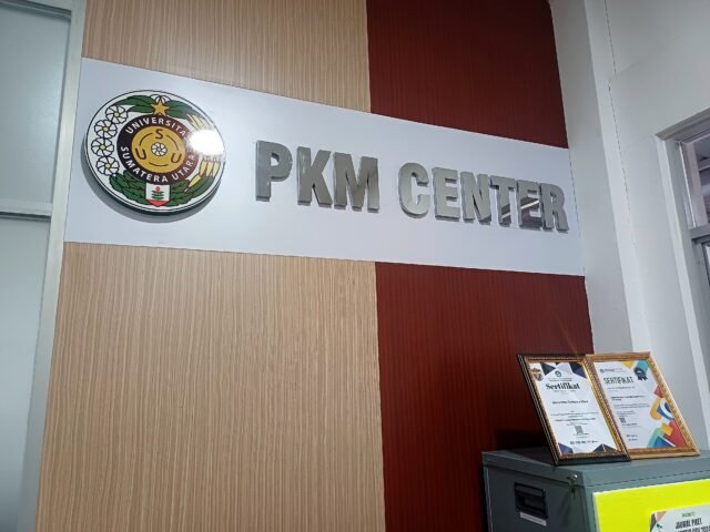 Logo PKM Center USU dalam ruangan gedung PKM USU, Selasa (10/9/2024). | Dinar Fazira Fitri