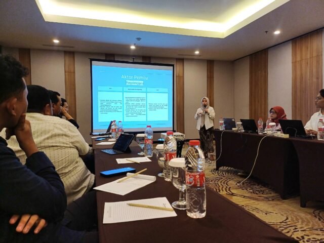 Peneliti Perludem, Annisa Alfath, saat memaparkan materi dalam FGD "Kodifikasi Undang-Undang Pemilu Usulan Masyarakat Sipil untuk Perbaikan UU Pemilu" di Hotel Santika Premiere Dyandra Medan, Kamis (18/9/2025). | Dinar Fazira Fitri