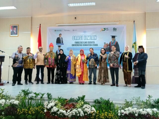 Foto bersama Dosen FIB USU dalam perayaan Dies Natalis ke-60 di Gedung serbaguna FIB, Kamis (18/9/2025). | Winny Stefanie