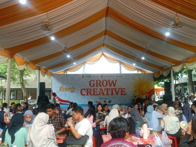 Para pengunjung "Econic Space" menikmati makanan yang dibeli dari tenda di bazar makanan, Rabu (10/9/2025). | Syaufah Sabila 