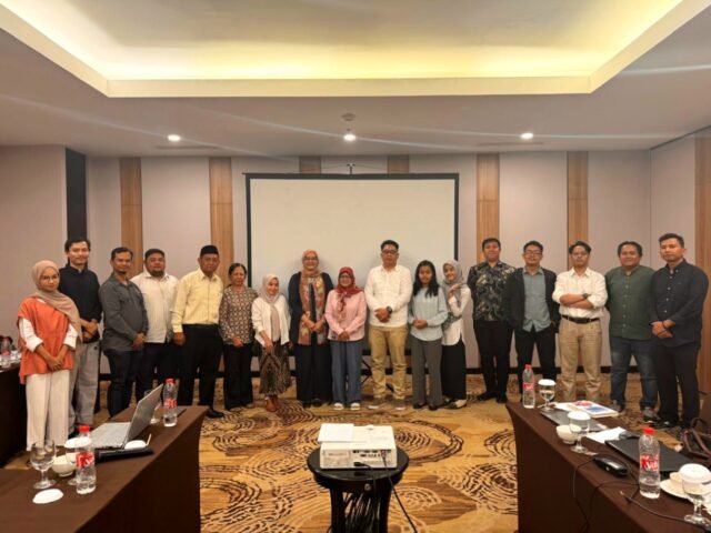 Foto bersama peserta FGD "Kodifikasi Undang-Undang Pemilu Usulan Masyarakat Sipil" yang digelar oleh Perludem di Hotel Santika Premiere Dyandra Medan, Kamis (18/9/2025). | Sumber Istimewa