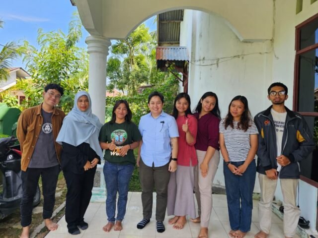 Tim ECOREST USU bersama dosen pembimbing dan Manajer Wilayah Batang Toru Yayasan Ekosistem Lestari (YEL), Frisca, usai briefing pelaksanaan penelitian di Kantor YEL, Pandan, Senin (18/8/2025). | Sumber Istimewa