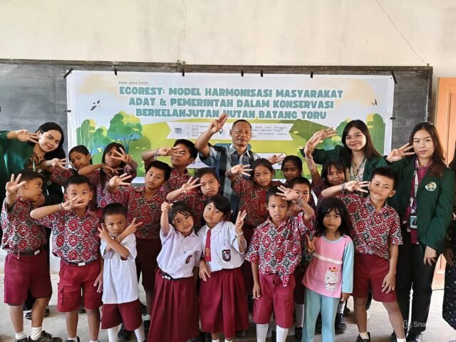 Tim ECOREST USU berfoto bersama siswa sekolah dasar usai pelaksanaan edukasi lingkungan berbasis kearifan lokal (Eco-Learn) di Desa Tapian Nauli Saur Manggita, Kecamatan Tukka, Tapanuli Tengah, Kamis (14/8/2025). | Sumber Istimewa