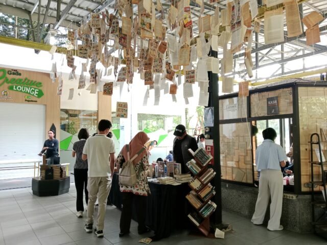 Para pengunjung melihat koleksi buku Thriftboox saat bazar Hari Kunjung Perpustakaan di USU, Senin (15/9/2025). | Ruth Cinthia Sianturi