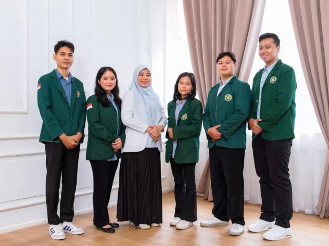 Foto bersama tim Polyshell Dent FKG USU bersama dosen pembimbing, drg. Kholidina Imanda Harahap, M.DSc, Selasa (9/9/2025). | Sumber Istimewa