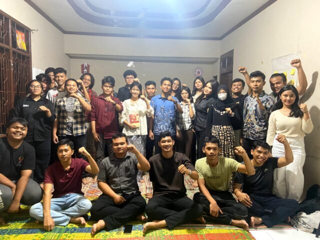 Foto bersama anggota GMNI FH USU setelah kegiatan bedah buku berjudul Kekerasan Budaya Pasca 1965 di Sekretariat GMNI FH USU, Jumat (24/10/2025). | Sumber Istimewa