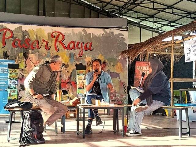Dari kiri, Juhendri Chaniago dan Hasan Al-Banna serta moderator dalam kegiatan Ngobrol Buku bertemakan “Gastronomi Sastra, Sastra dan Kuliner Nusantara” di Taman Budaya Sumut, Selasa (28/10/2025). | Revalina Riris Maynian Manik